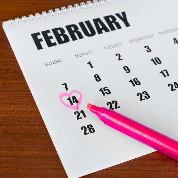 Канцелярский календарь High View на 14 февраля в форме сердца