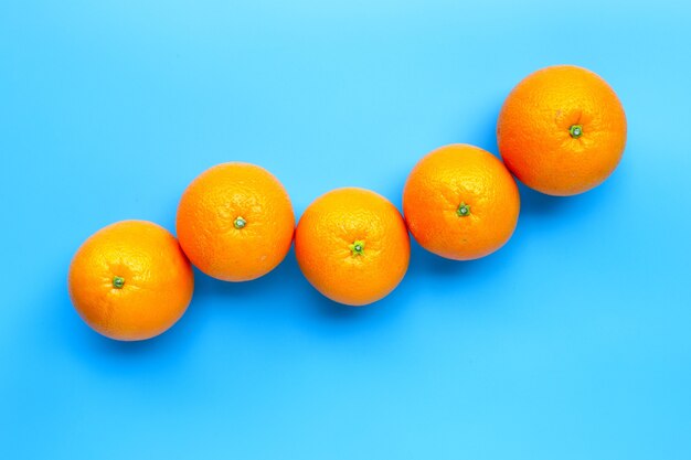 사진 파란색 배경에 높은 비타민 c, 육즙 및 달콤한 신선한 오렌지 과일