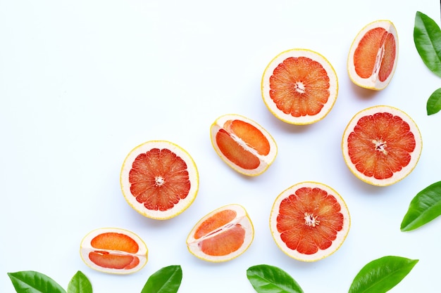 Высокое содержание витамина С. Сочный грейпфрут на белом фоне.