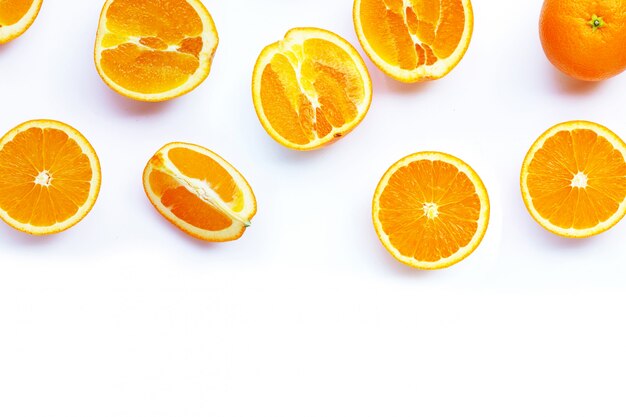 Высокий витамин С, сочный и сладкий. Свежий оранжевый плод на белом.