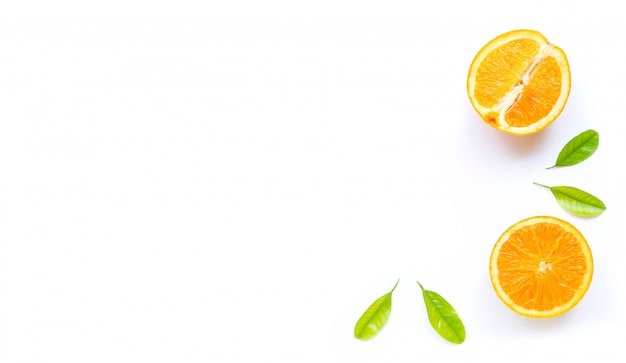 高ビタミンC、ジューシーで甘い。白地に緑の葉と新鮮なオレンジ色の果物。