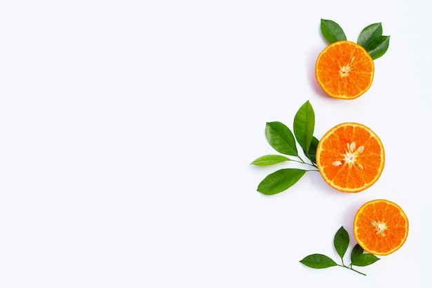 Изолированные сочные и сладкие фрукты с высоким содержанием витаминов
