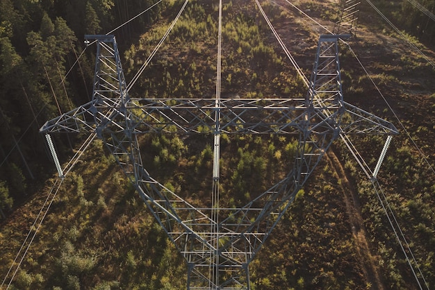 Foto linea elettrica alta tensione veduta aerea il tema delle forniture di energia elettrica