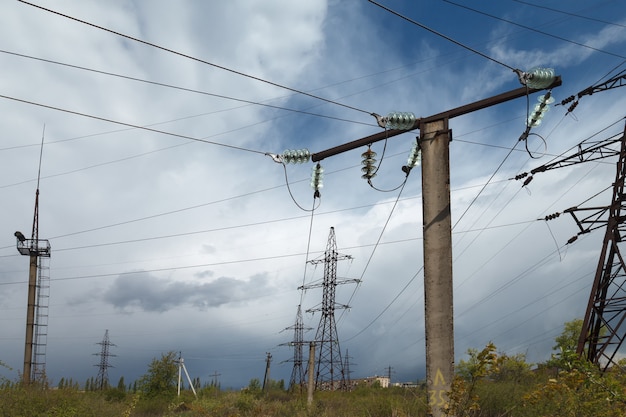 Linee elettriche di trasmissione ad alta tensione.