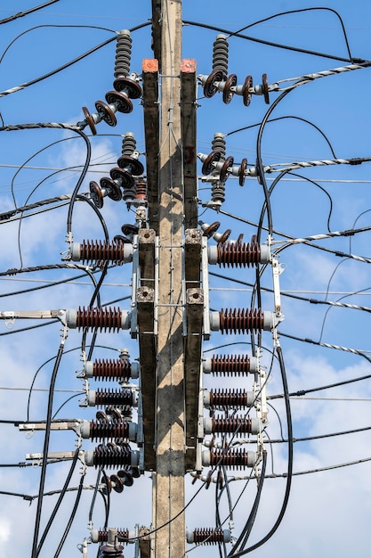 High voltage electrical insulation in a power substation