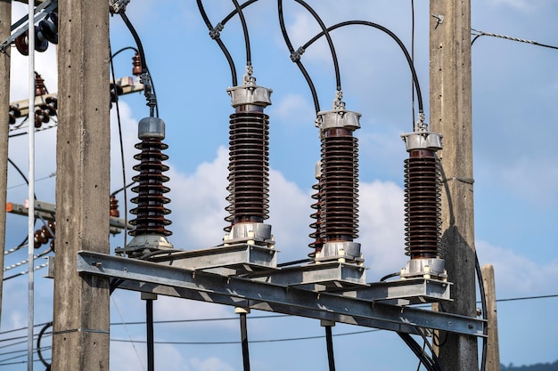 Foto isolamento elettrico ad alta tensione in una sottostazione elettrica