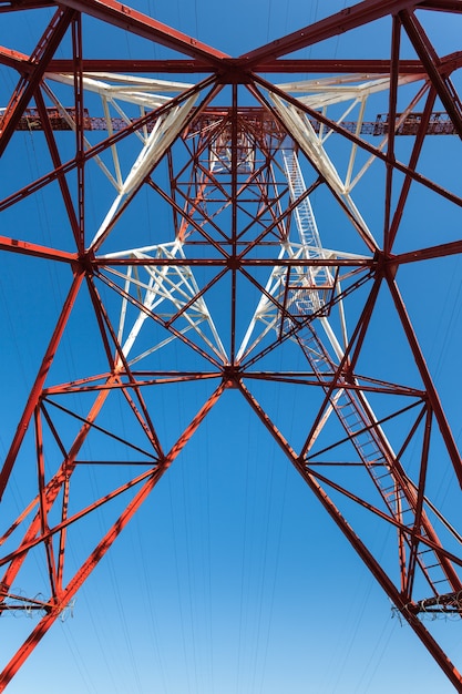 高電圧ポスト。高電圧タワーの空の背景。