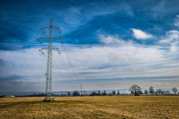 畑や牧草地を通る高圧送電線は、町や村に電力を供給します