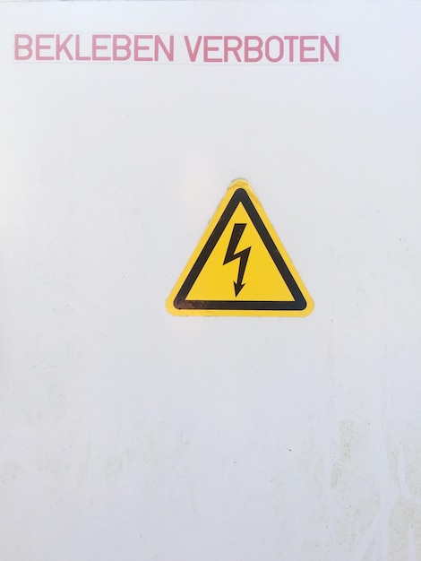 Photo high voltage sign on wall