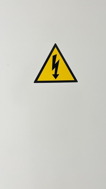 Foto simbolo di alta tensione su sfondo bianco nella porta della scatola luminosa