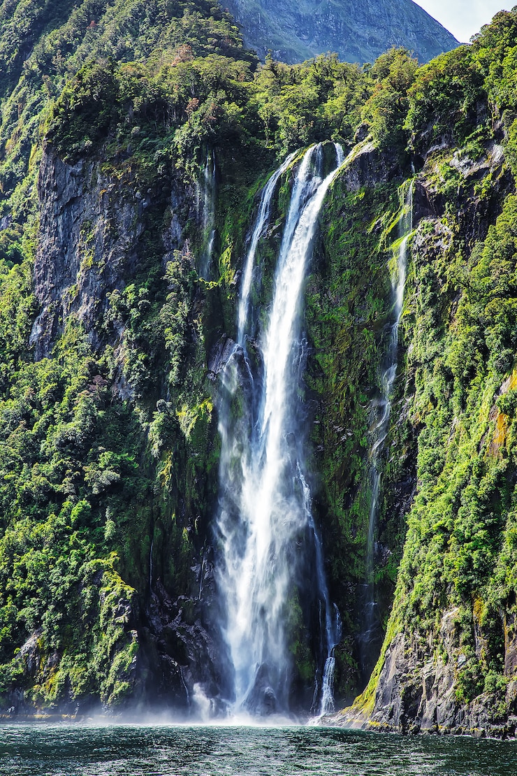 Photo ニュージーランドのミルフォードサウンドの高い滝、クルーズフェリーから撮影した写真