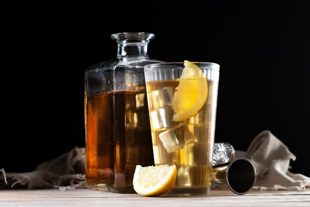 Highball виски с содой и лимонным напитком на деревянном столе