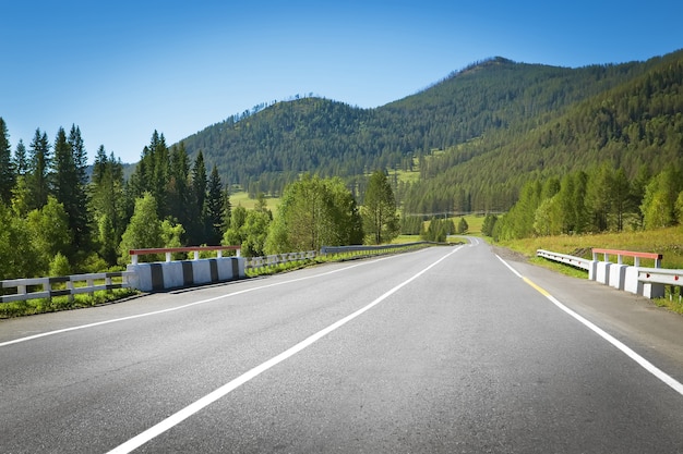 山の中のハイランドロード高速道路