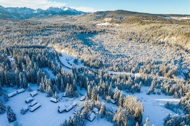 Highlander houten hutten en Tatra-gebergte in de winter