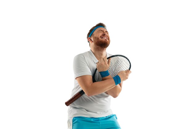 Gioco molto teso. emozioni divertenti del giocatore di tennis professionista isolato su sfondo bianco per studio. eccitazione nel gioco, emozioni umane, espressione facciale e passione con il concetto di sport.