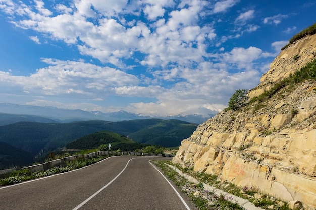 JilySuコーカサスカバルダバルカルロシアの地域への高山道路