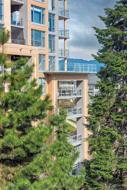 Photo highrise residential building with big patio on bright sunny day