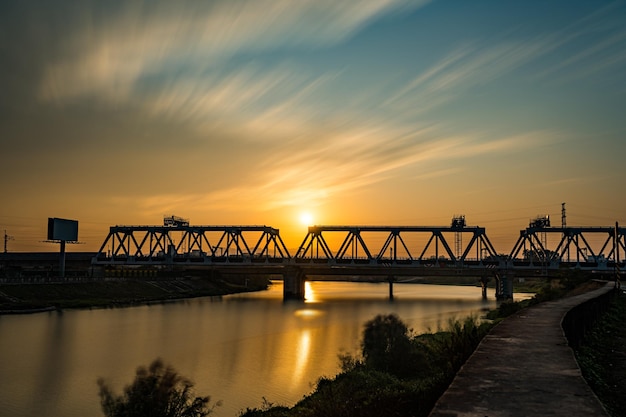 夕暮れ時の高速鉄道橋