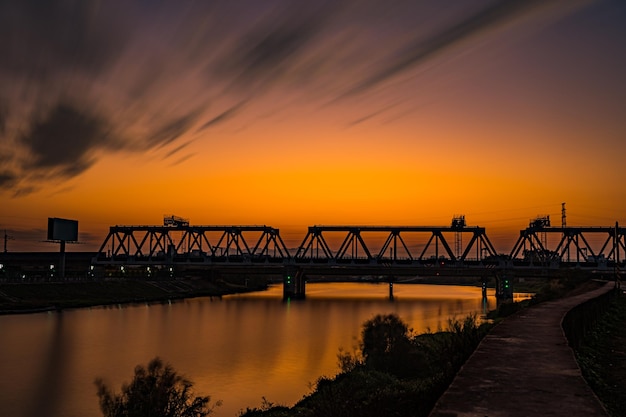 夕暮れ時の高速鉄道橋