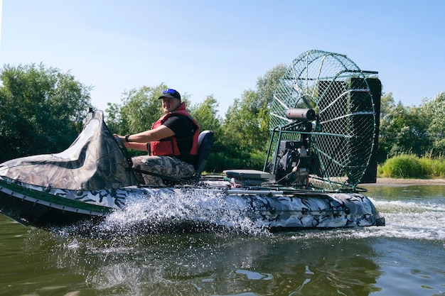 Highspeed rijden in een moerasboot op de rivier op een zomerdag met spetters en golven