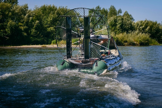 Highspeed rijden in een moerasboot op de rivier op een zomerdag met spetters en golven