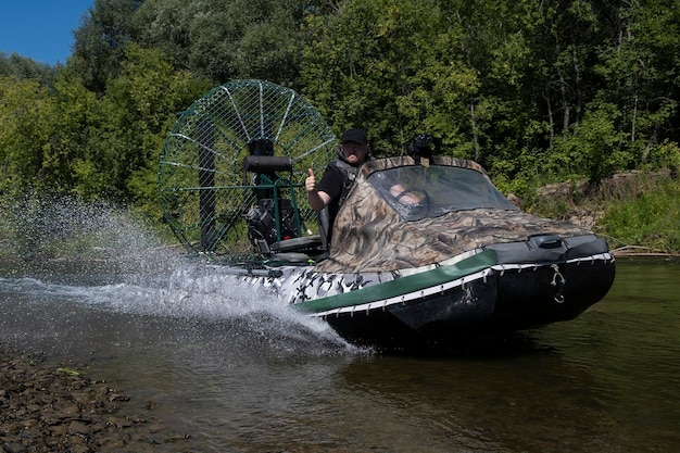 Highspeed rijden in een moerasboot op de rivier op een zomerdag met spetters en golven