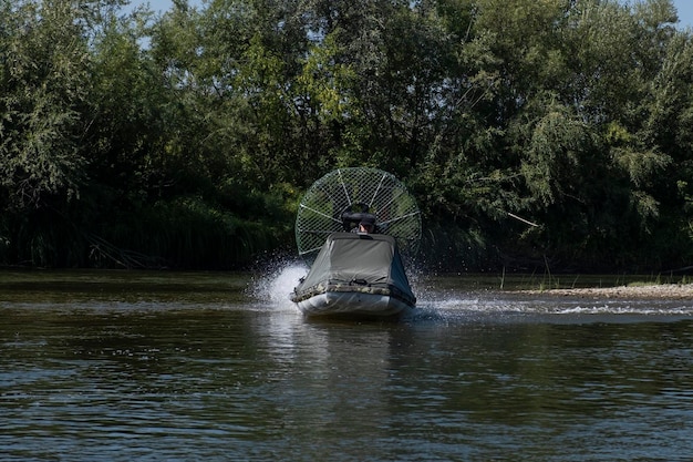 Highspeed rijden in een moerasboot op de rivier op een zomerdag met spetters en golven