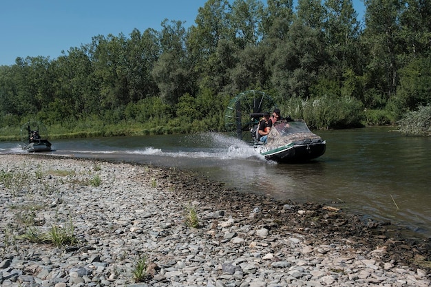 Highspeed rijden in een moerasboot op de rivier op een zomerdag met spetters en golven