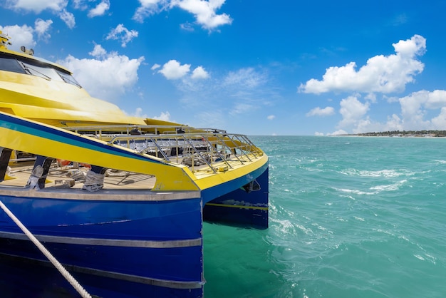 Foto highspeed veerboot bij de terminal van playa del carmen naar cozumel en andere toeristische bestemmingen