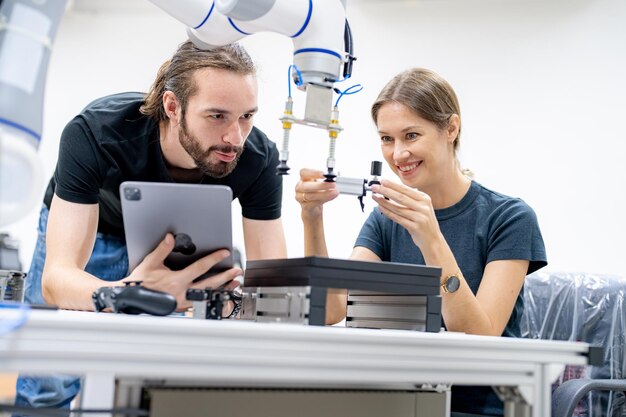 Hightech robotarm met een computerprocessoreenheid voor kunstmatige intelligentie erin