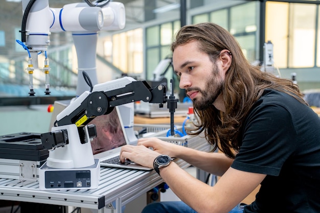 Hightech robotarm met een computerprocessoreenheid voor kunstmatige intelligentie erin