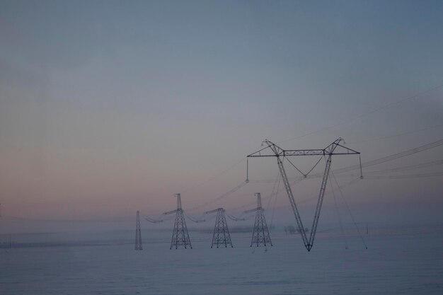 長距離でエネルギーを送信する砂漠を通過する高電圧線