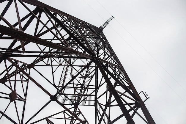 Foto vista della torre della linea elettrica ad alta tensione dal basso