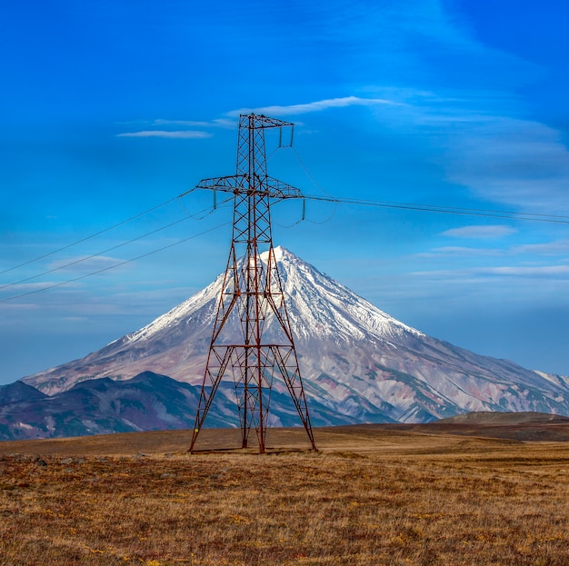 写真 高電圧送電線とビリュチンスキー火山カムチャツカ半島ロシア