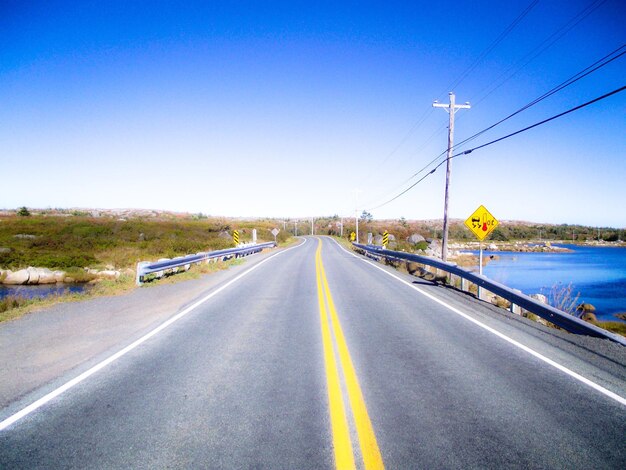 写真 明るい空の向こうの高速道路