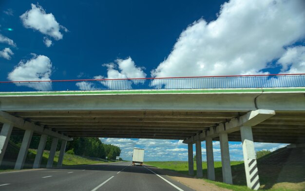 写真 高速道路と雲と空を背景に橋