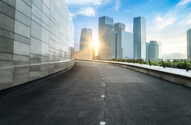 写真 重慶の高速道路と都市近代建築