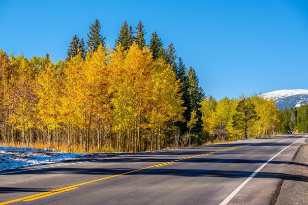 米国コロラド州の秋の高速道路