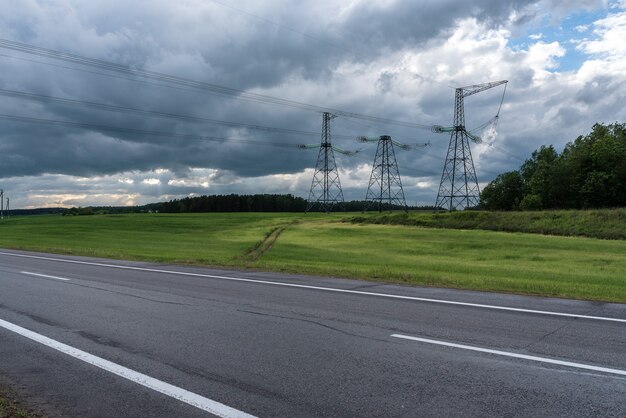 嵐の前の高速道路。劇的な雲