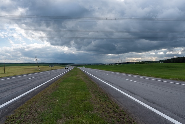 Autostrada prima della tempesta. nuvole drammatiche