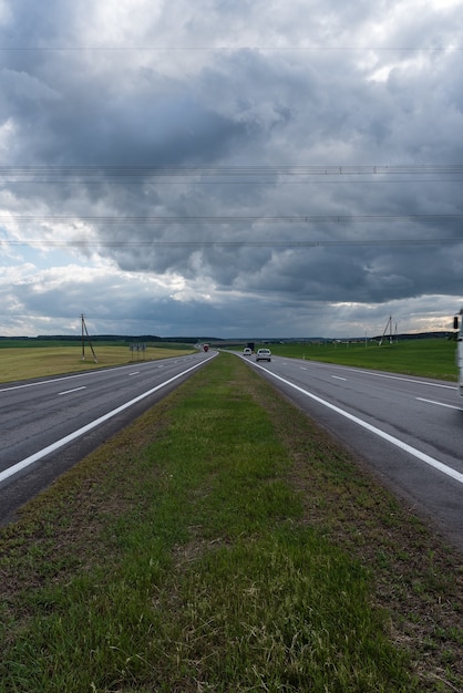 Foto autostrada prima della tempesta. nuvole drammatiche