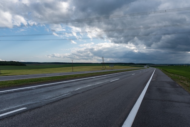 嵐の前の高速道路。劇的な雲