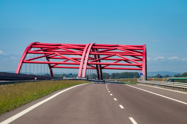 写真 背景に橋と太陽との高速道路インターチェンジ。