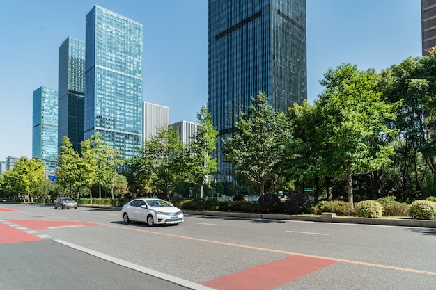 中国杭州市銭塘江新鎮の高速道路と近代的な都市建築