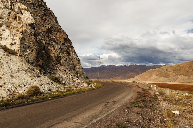 Photo a highway mountain road along the chu river kyrgyzstan kochkor district