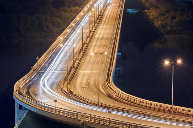 ライトのある夜の高速道路