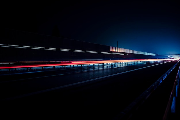 夜の高速道路