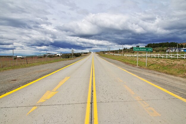 チリのパタゴニアのプンタアレナスへの高速道路