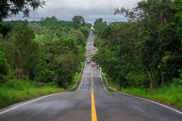Strada della strada principale in tailandia è una strada fra le colline.