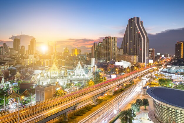 Strada principale e skyling nella zona di affari o città di bangkok tailandese